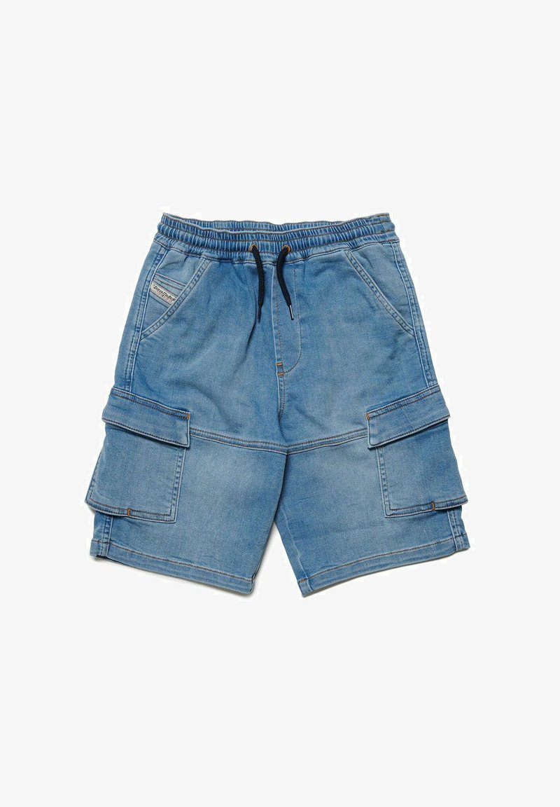 Bermuda cargo in denim azzurro chiaro con vita elastica, cordoncino nero, due tasche anteriori e due tasche laterali con flap.