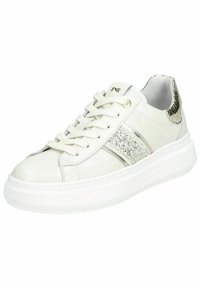 Hvide læder sneakers med en metallisk guldaccent og en glitrende sølvstribe. Har en tyk hvid sål og rund tå-design.