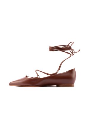 Brauner, spitzer Ballerina-Slipper aus Leder mit Umschling-Schnürung um den Knöchel und kleinem Holzabsatz, seitlich auf weißem Hintergrund dargestellt.