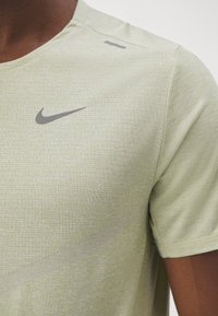 Nike Performance RISE - T-shirt desportiva - olive aura heather/silver
