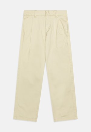 Pantaloni din bumbac bej, cu croială dreaptă, cu pliuri frontale, talie cu bucle pentru curea și buzunare laterale.