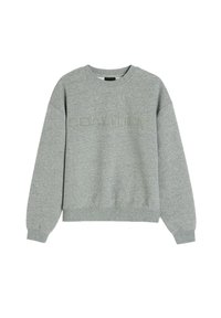 Szary sweter z okrągłym dekoltem, długimi rękawami oraz teksturowanym napisem "COALITION" na klatce piersiowej. Wykonany z miękkiego, wygodnego materiału.
