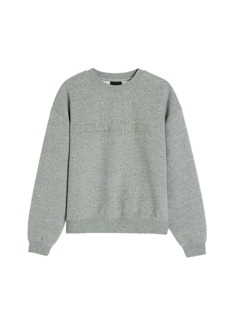 Szary sweter z okrągłym dekoltem, długimi rękawami oraz teksturowanym napisem "COALITION" na klatce piersiowej. Wykonany z miękkiego, wygodnego materiału.