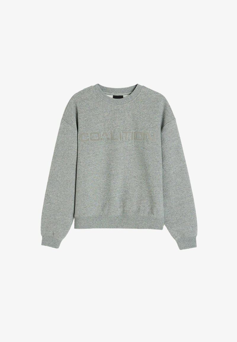 Szary sweter z okrągłym dekoltem, długimi rękawami oraz teksturowanym napisem "COALITION" na klatce piersiowej. Wykonany z miękkiego, wygodnego materiału.