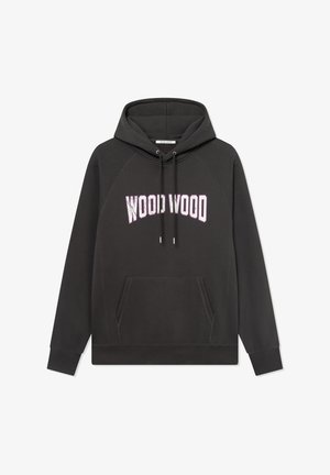 Crna dukserica s kengurskom džepom, podesivim kapuljačom s vezicom i logotipom "WOOD WOOD" u bijeloj boji s ljubičastim obrubom. Glatka tekstura.
