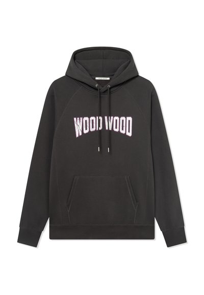 Črna kapucinska majica s kenguru žepom, nastavljivim vezanjem na kapuci in logotipom "WOOD WOOD" v belem, obkroženim s vijoličasto. Gladka tekstura.