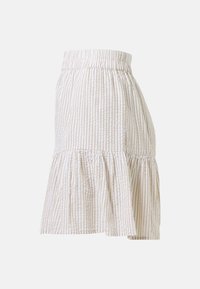 Jupe rayée beige et blanche avec taille élastique froncée et ourlet à volants, montrée de profil sur fond blanc.
