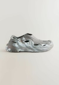 Grå slip-on sko med et tekstureret, marmorligt design i grå og hvid. Har åbne ventiler og en tyk sål for øget komfort.