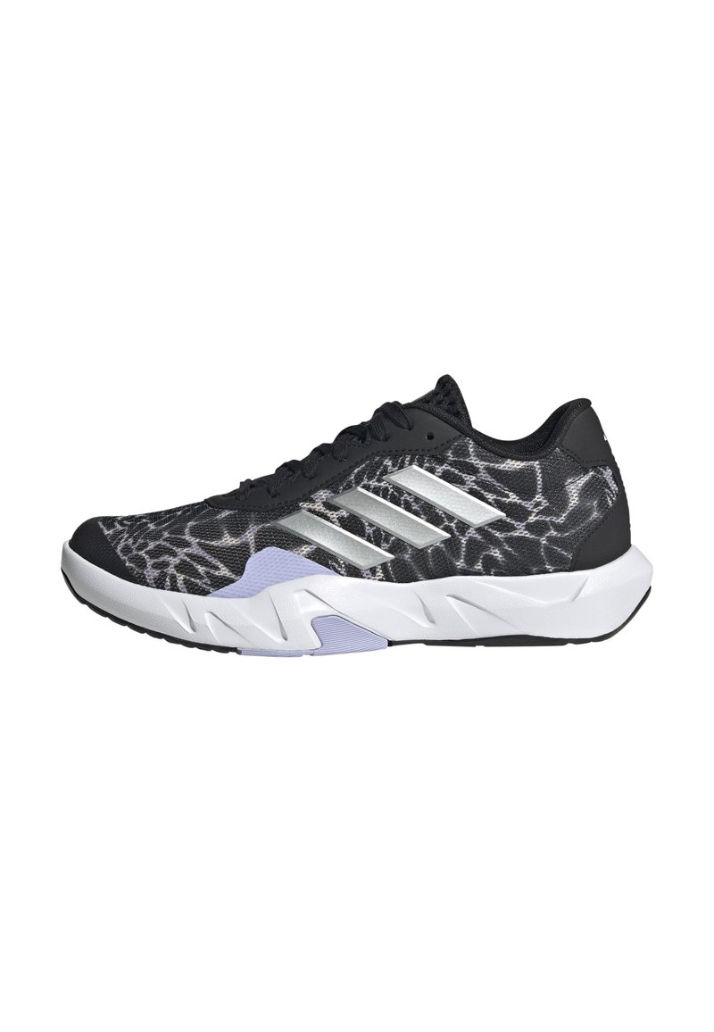 Schwarzer Sportschuh mit einer strukturierten Oberseite, die ein graues abstraktes Muster zeigt. Silberne Streifen an der Seite, weiße Zwischensohle und schwarze Laufsohle.