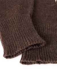 Guanti senza dita in maglia marrone con texture a costine e bordi finitI, realizzati in un misto di lana morbida e calda.