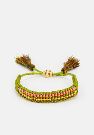 Zielona pleciona bransoletka z różowymi, pomarańczowymi i złotymi nićmi, regulowanymi splecionymi końcówkami i małym złotym metalowym zapięciem na środku.