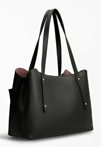 Czarna torebka tote z fakturowanej skóry, z dwiema długimi rączkami, posiadająca miękkie różowe wnętrze i subtelne akcenty w kolorze różowego złota.
