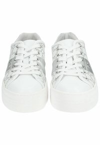 Sneakers bianchi con un delicato design a motivi e dettagli argentati. Presentano una punta rotonda, suole bianche piatte e una chiusura classica con lacci.