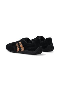 Schwarze Wildleder-Sneaker mit Leopardenmuster-Akzenten, runder Spitze und strukturierten Gummisohle. Schnürsenkel sind vorhanden für einen sicheren Halt.