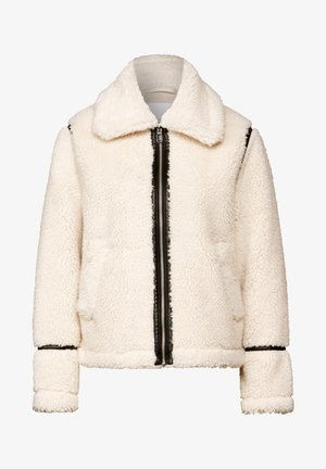 Kermainen tekoturkistakki, jota koristaa vetoketju etuosassa, suuri kaulus, kaksi etutaskua ja musta vanne vetoketjun ja hihansuiden ympärillä.