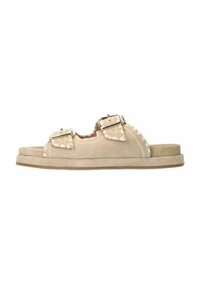 Beige suède instapsandalen met dubbele verstelbare gespen, gegolfde randen en een gewatteerd tussenzool met een rubberen buitenzool.