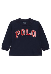 Námořnická kojenecká košile s dlouhým rukávem vyrobená z bavlny, s velkým červeným nápisem "POLO" na přední části. Zapínání na patentky na rameni pro snadné oblékání.