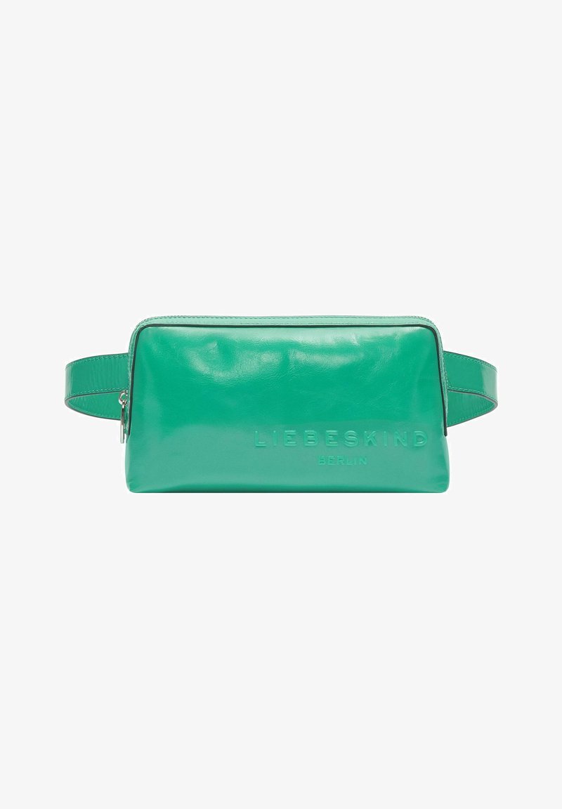 Pochette en cuir vert avec une texture lisse, forme rectangulaire, fermeture éclair et logo embossé "Liebeskind Berlin" à l'avant.