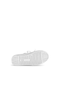 Witte sneaker met een gestructureerde rubberen zool, voorzien van een geribbeld patroon en dunne veters. De merknaam "Gabor" is in de zool gedrukt.