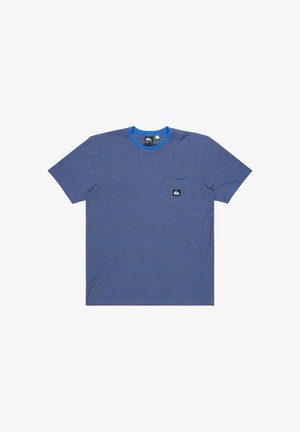 Gestreiftes T-Shirt in Blau und Rot, mit Rundhalsausschnitt, kurzen Ärmeln und einer Tasche mit einem Logolabel auf der Brust. Aus Baumwollmaterial.