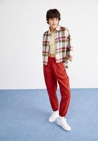 Jordan CORE - Pantalones deportivos - dune red