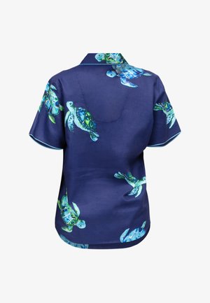 Granatowa koszula z krótkim rękawem z zielonymi i niebieskimi nadrukami żółwi morskich rozproszonymi na plecach i rękawach.
