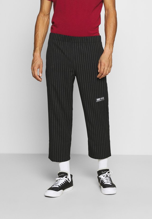 STAMFORD TROUSERS - Kangashousut - black
