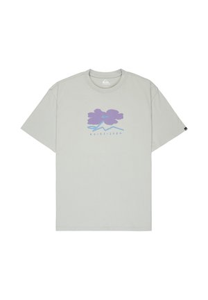 Vaaleanharmaa puuvillainen T-paita, jossa on etuosassa violetti kukkakuvio ja sininen vuoristosuunnittelu, lyhyet hihat ja pyöreä pääntie.