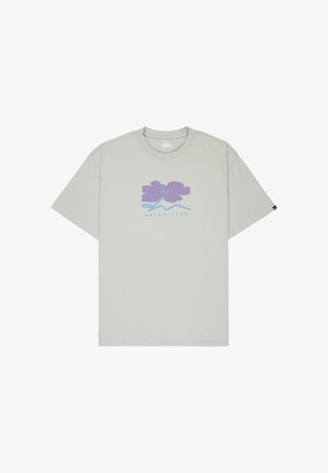 Vaaleanharmaa puuvillainen T-paita, jossa on etuosassa violetti kukkakuvio ja sininen vuoristosuunnittelu, lyhyet hihat ja pyöreä pääntie.