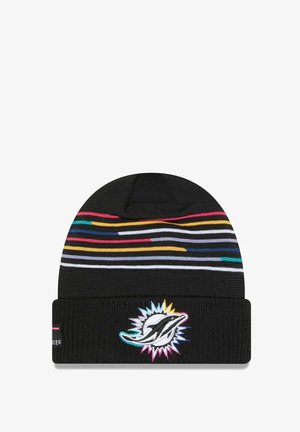 Schwarze Strickmütze mit horizontalen mehrfarbigen Streifen oben und einem gestickten Logo eines Delfins an der Vorderseite des Bündchens.