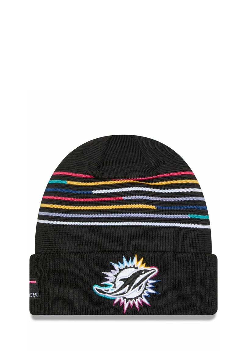 Schwarze Strickmütze mit horizontalen mehrfarbigen Streifen oben und einem gestickten Logo eines Delfins an der Vorderseite des Bündchens.