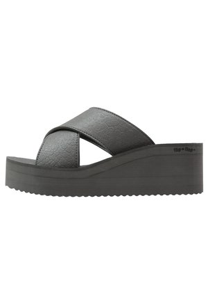 Sorte kile-flip-flop-sandaler med krydsede teksturerede remme; lavet af holdbart materiale med en flad, bred ydersål og mønstrede detaljer.