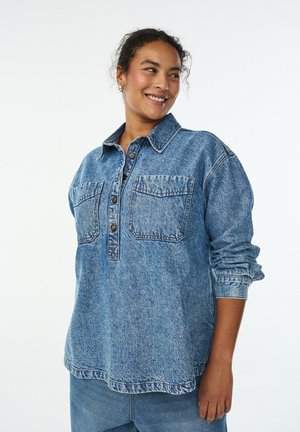 MIT HALBER KNOPFLEISTE UND BRUSTTASCHEN - Blúzka - light blue snow