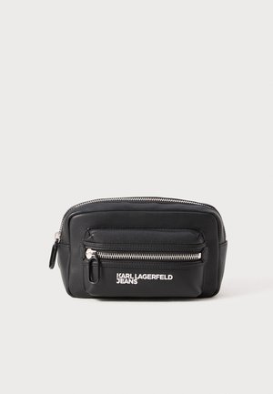 Schwarze Ledertasche mit strukturiertem Finish, Reißverschluss, Fronttasche und weißem "KARL LAGERFELD JEANS"-Logo.