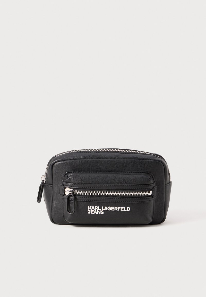 Pochette in pelle nera con una finitura texture, chiusura con zip, tasca frontale e logo bianco "KARL LAGERFELD JEANS".