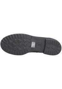 Suola di scarpa in gomma nera con grip testurizzato, caratterizzata da motivi a forma di cuore e righe orizzontali. Etichette visibili sulla suola.