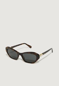 Occhiali da sole in tartaruga con forma a occhio di gatto, lenti grigie e dettagli in oro sugli steli. Finitura liscia, design moderno.