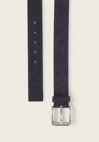 Marineblauwe suède riem met een zilveren metalen gesp, meerdere verstelgaten en gestikte details in de buurt van de gesp. Gladde textuur over de gehele lengte.