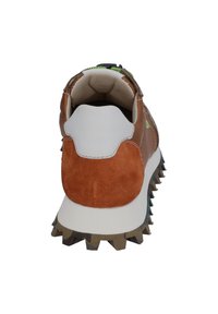 Brązowe zamszowe i skórzane sneakersy z białym tyłem, teksturowaną gumową podeszwą i zielonymi sznurowadłami, z wyściełanym kołnierzem dla wygody.