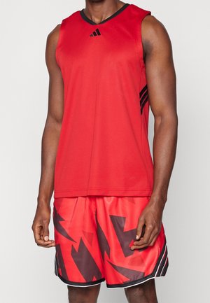 T-shirt de sport sans manches rouge avec des bordures noires, associé à un short rouge arborant un motif géométrique noir audacieux et des accents blancs.
