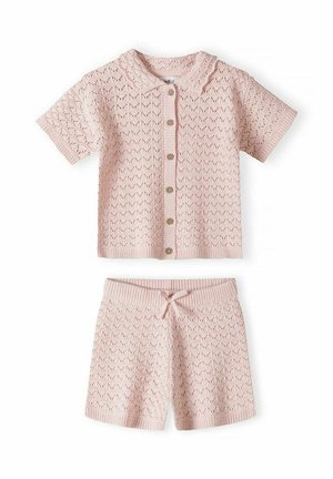 Jasnoróżowy, dziergany, krótkorękawowy koszulka na guziki i pasujące spodenki z troczkiem, zdobione delikatnym ażurem.