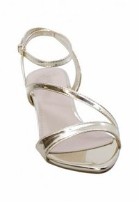 Sandalo oro con tacco alto, caratterizzato da molteplici cinturini sottili, punta aperta e una finitura liscia. Presenta un sottile cinturino alla caviglia per una vestibilità sicura.