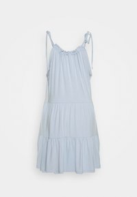 Hellblaues ärmelloses Sommerkleid mit verstellbaren Bindeschlaufen und gestuftem, gerafftem Rock auf weißem Hintergrund.