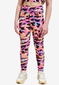 Leggings colorés avec un motif léopard abstrait en rose, orange et bleu. Fabriqués en tissu extensible et doux, avec une taille haute.
