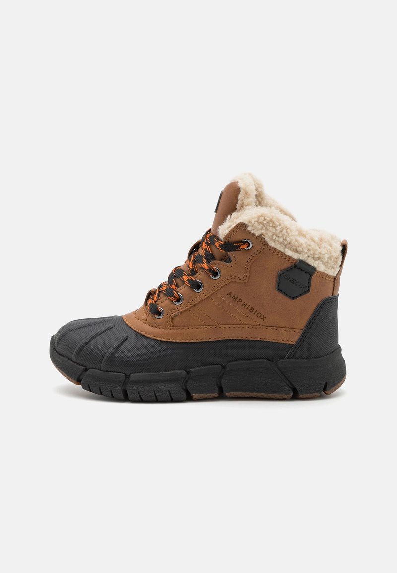 Bottine d'hiver marron et noire avec lacets orange, semelle en caoutchouc et doublure en polaire crème conçue pour une utilisation en extérieur par temps froid.