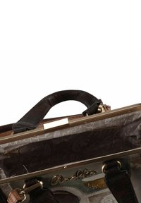 Braune Ledertasche mit metallischen Akzenten, einem strukturierten Design, einem geprägten Innenmuster und zwei Tragegriffen.