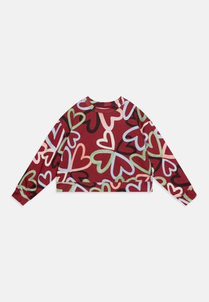 Rød sweatshirt med lange ærmer, dekoreret med overlappende hjerte-mønstre i grøn, blå, pink og sort på en hvid baggrund.