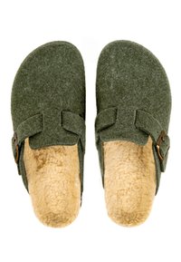 Chaussons en feutre vert avec doublure en fourrure beige, deux sangles réglables et boucles en métal. Conçus pour le confort et la chaleur.