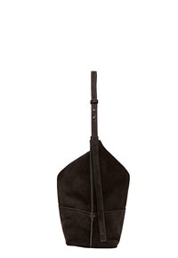 Dunkelbraune Wildleder-Schultertasche mit verstellbarem schmalem Schultergurt und schlichten Nahtdetails, gezeigt hängend vor weißem Hintergrund.