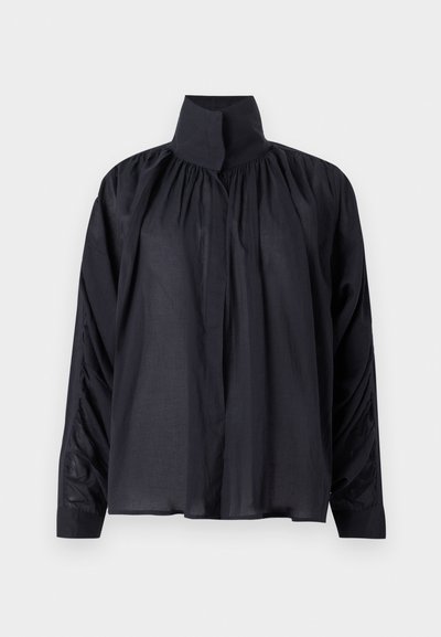 Blusa nera a maniche lunghe con colletto alto e dettagli arricciati. Realizzata in un tessuto leggero e strutturato con una morbida caduta.